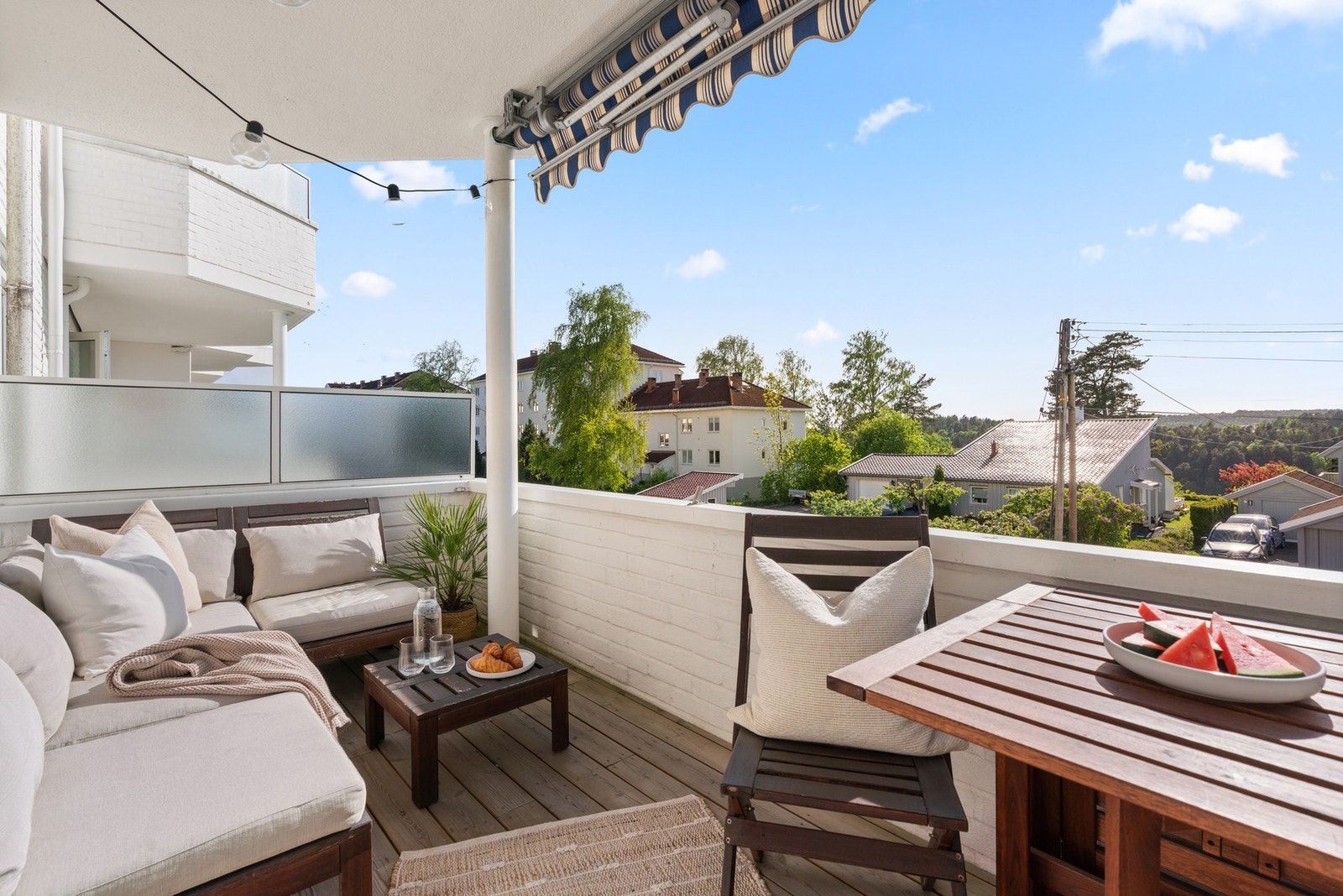 Fra stuen er det utgang til en vestvendt balkong på ca. 9 kvm - et herlig uterom med gode solforhold Galleribilde