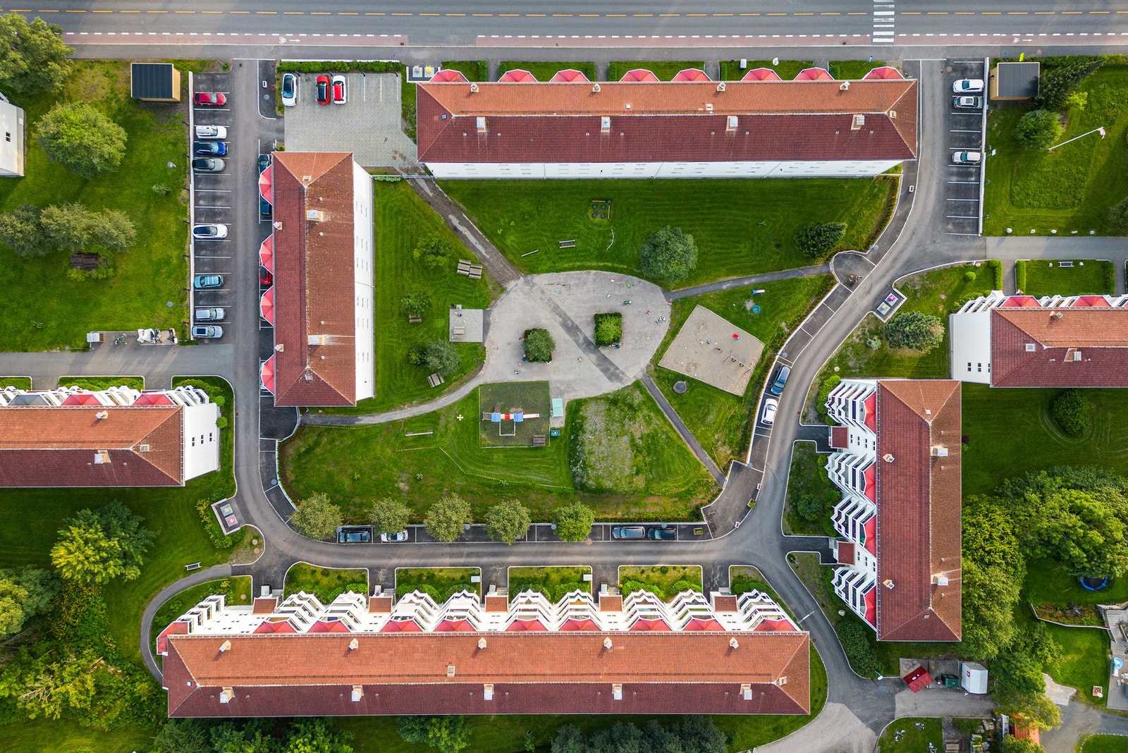 Borettslaget har store fellesarealer som er pent opparbeidet med lekeplass, gressplen og sittegrupper Galleribilde