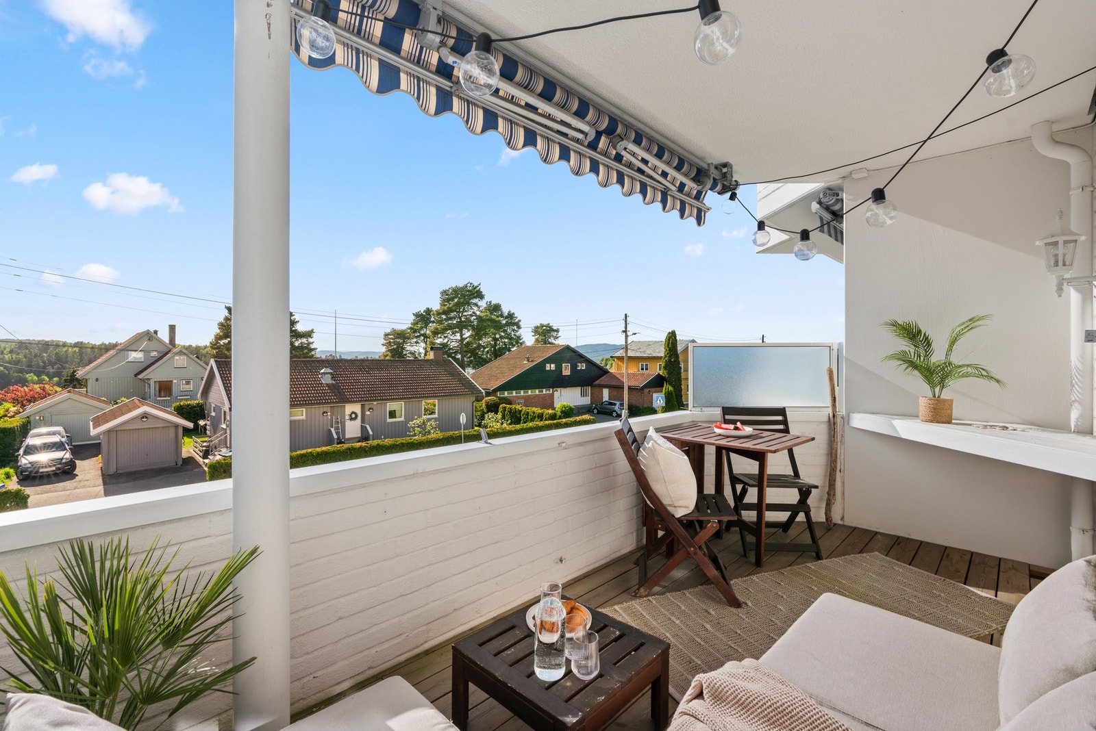 Her er det plass til både utemøbler og grill, noe som gir fine muligheter for avslapping og sosiale sammenkomster Galleribilde