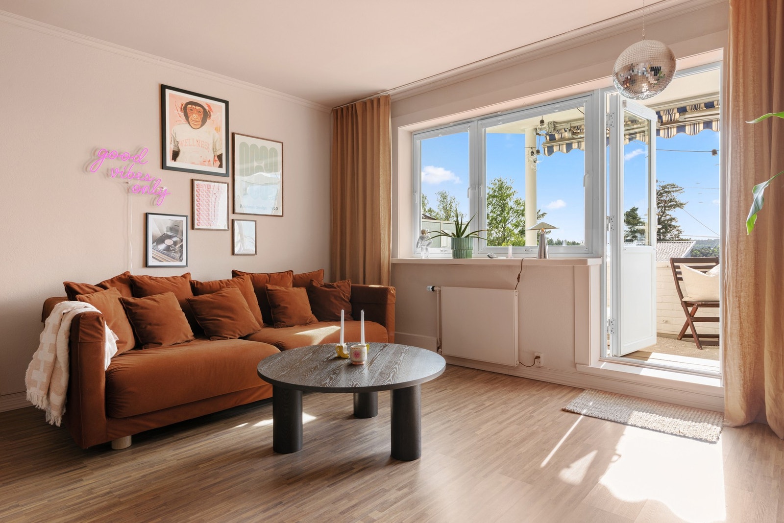 Vinduene og balkongdøren er nye fra 2019, og ble skiftet i regi av borettslaget Galleribilde