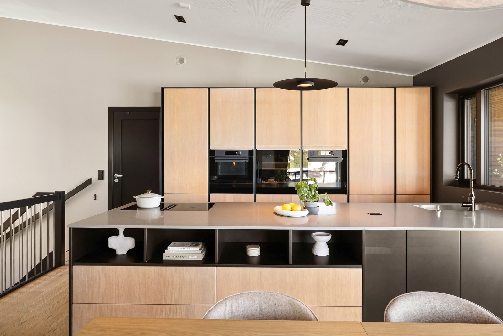 Kjøkkenet er av meget høy kvalitet. Kjøkken fra Schmidt med kvalitetshvitevarer fra Dedietrich Galleribilde