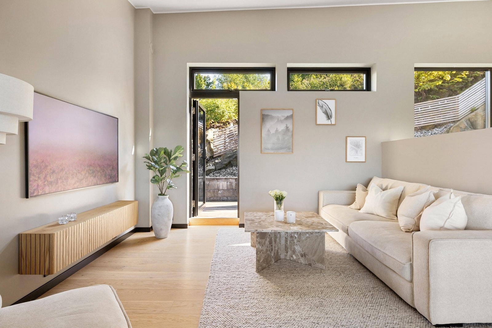 Fra stuen har du utgang til uteplasser på begge sider av boligen Galleribilde