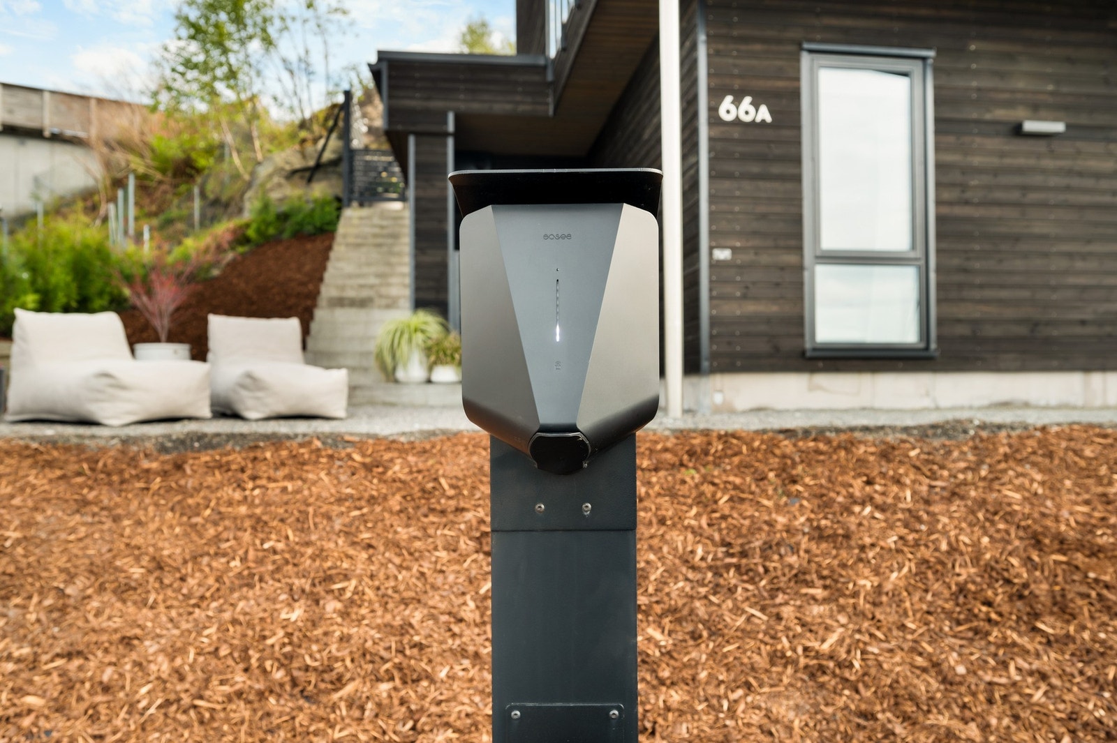 Egen lader står plassert ved boligens to parkeringsplasser Galleribilde