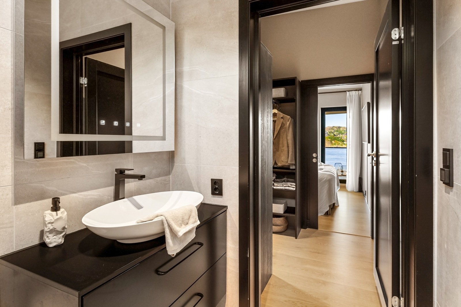 Et av boligens to bad er oppe. Etasjen har alt man trenger - soverom, bad og stue/kjøkken Galleribilde