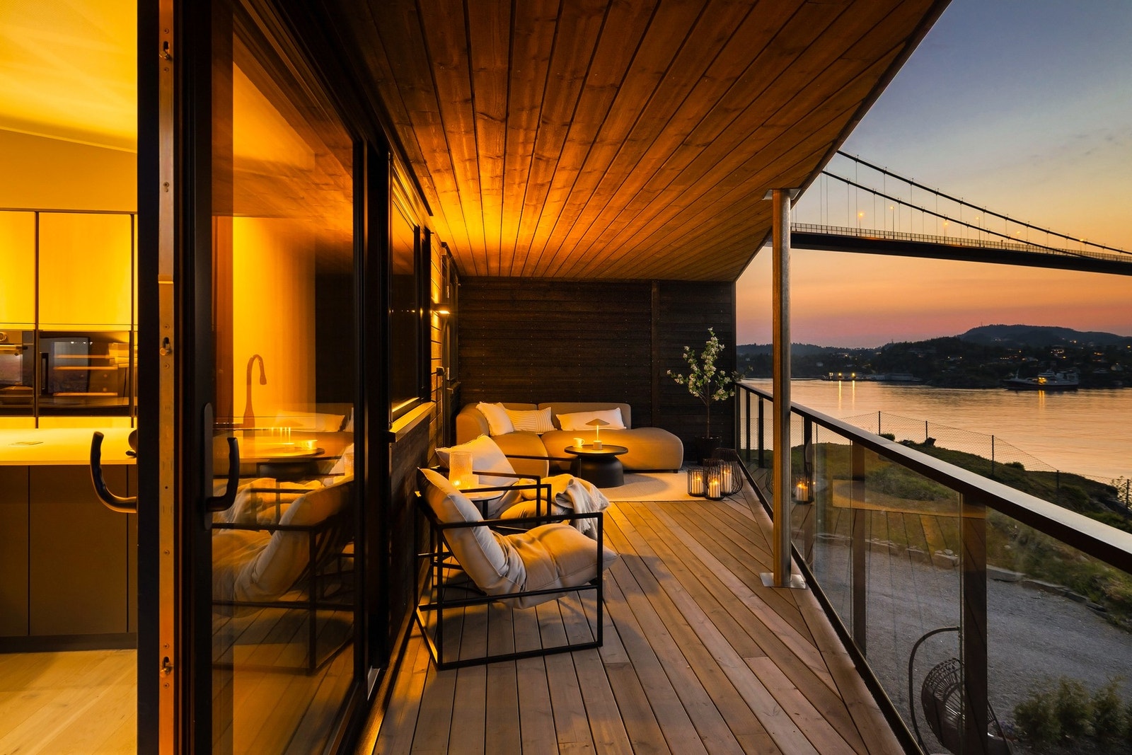 Her kan man nyte sene kvelder - god plass til utemøbler på terrassen Galleribilde