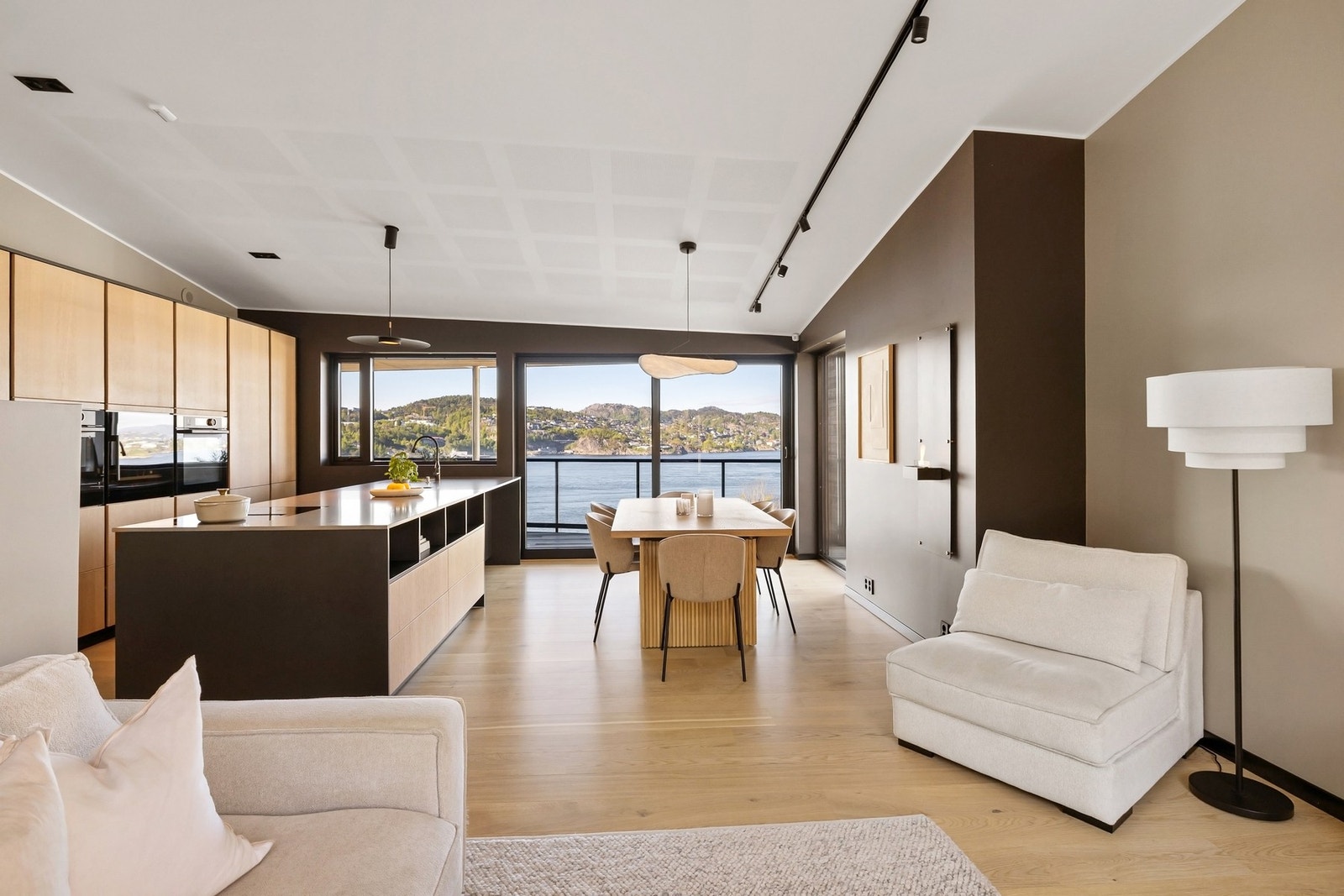 Utsikten og hjertet av boligen er den sosiale sonen med kjøkken, spisestue og tv stue Galleribilde