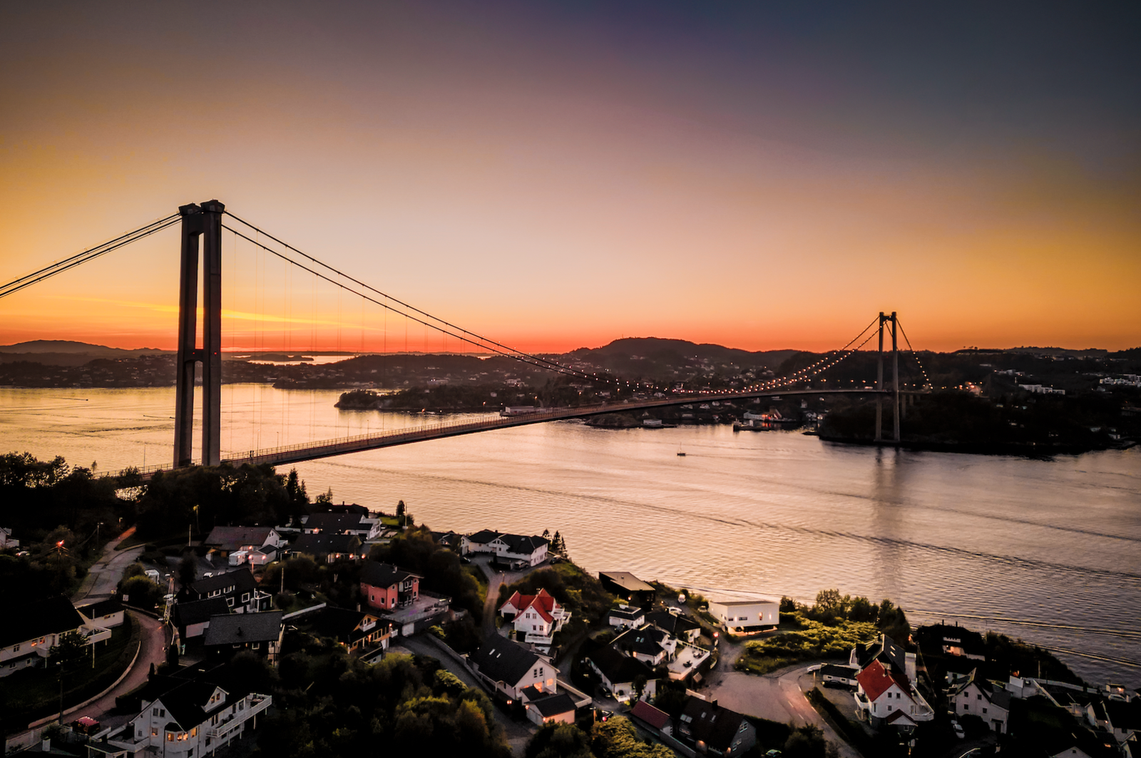 Boligen ligger i et flott område med kort vei til kollektivtrafikk og turmuligheter Galleribilde