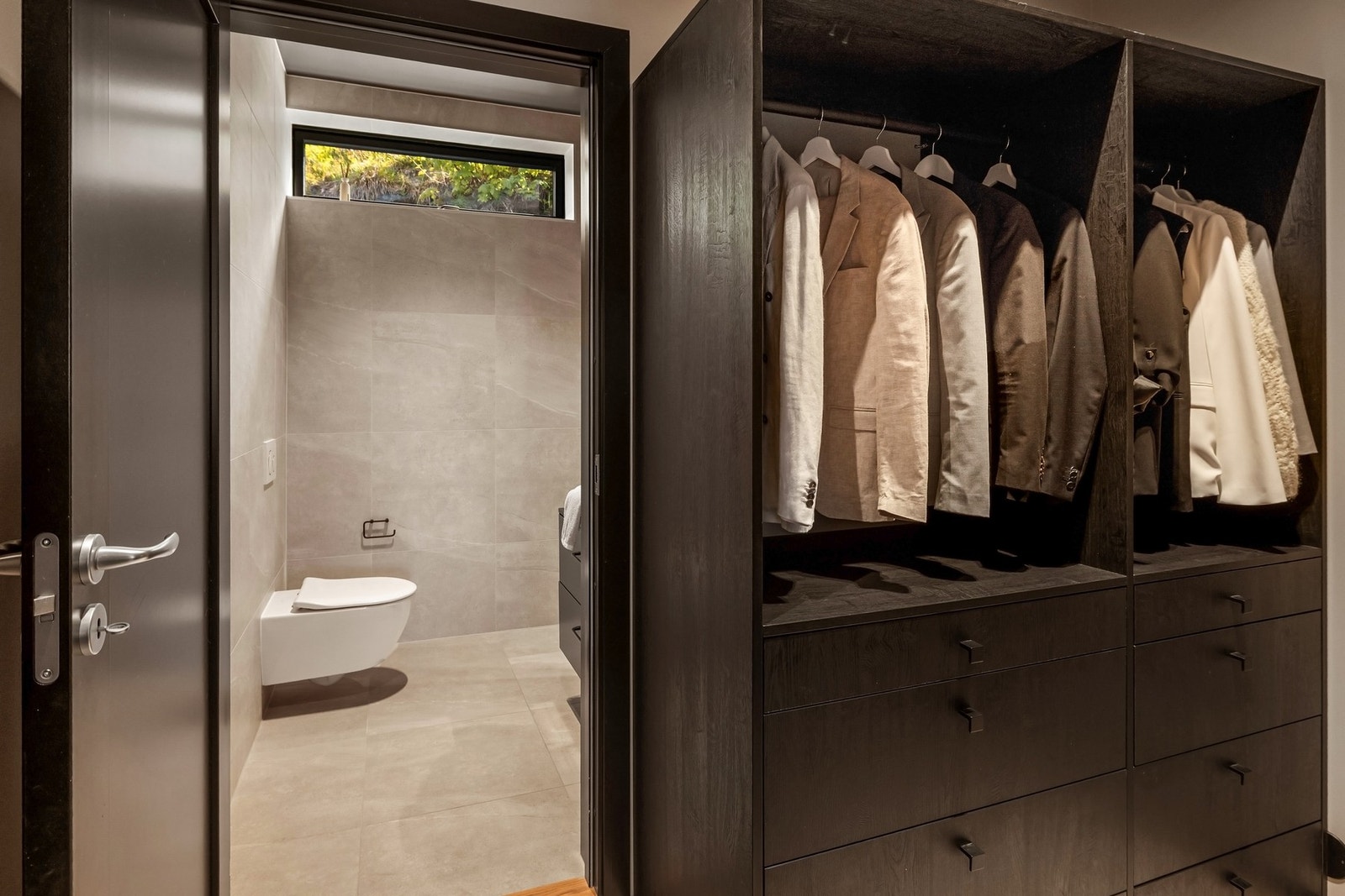 En meget praktisk avdeling med bad, walk-in og hovedsoverom Galleribilde