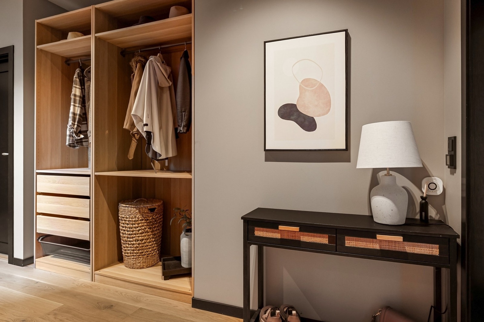 Selger har supplert med garderobe i entrè. Det er rikelig med garderobeplass i hele boligen Galleribilde