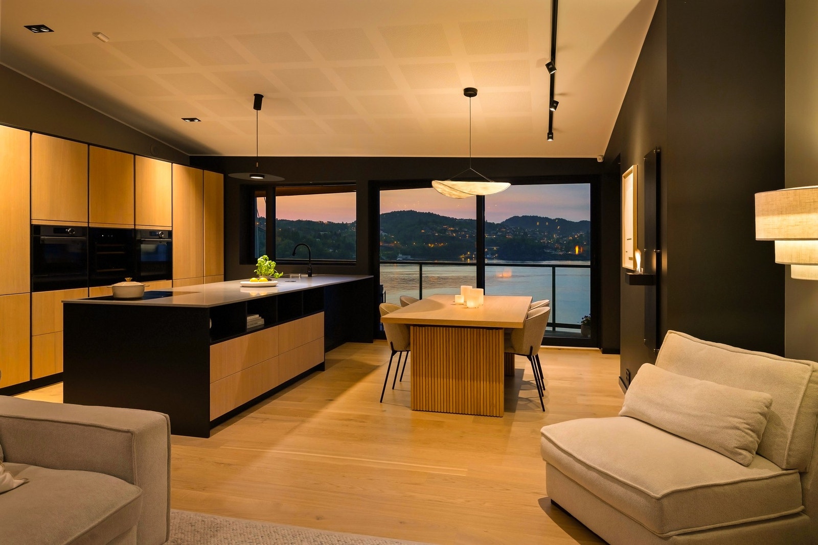 Dette kan bli ditt nye hjem! En sjelden mulighet helt ved sjøkanten. Fantastisk utsikt! Galleribilde