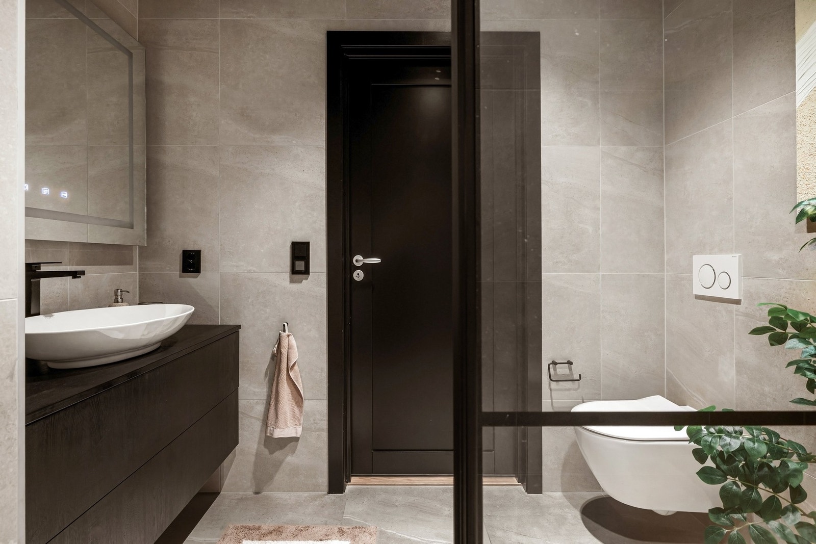 Helfliset, romslig bad i 1.etasje Galleribilde