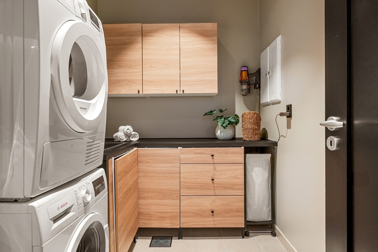 Selger har satt inn vaskeromsinnredning i sin eiertid. Praktisk med eget vaskerom Galleribilde