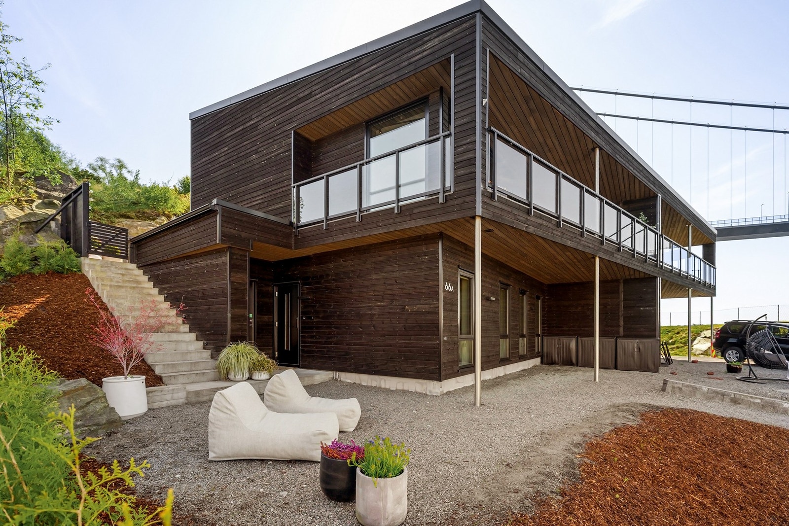 Huset har flere uteområder. Rikelig med areal - men fortsatt lite vedlikeholdsbehov. Galleribilde