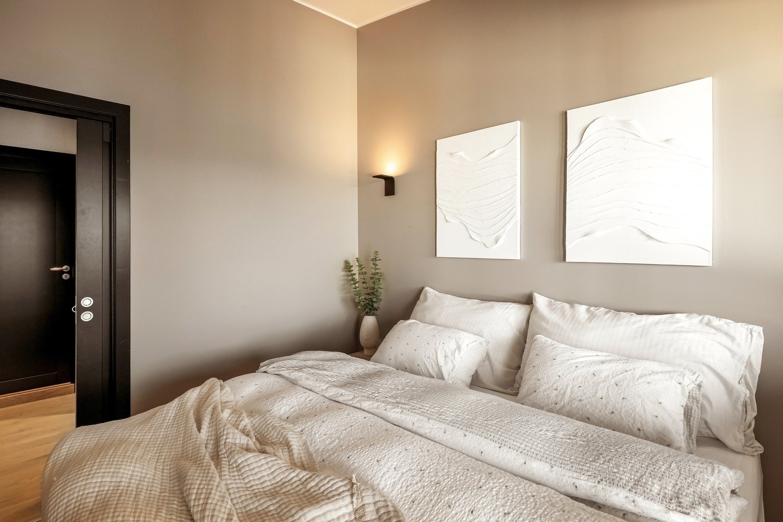 God plass til dobbeltseng på soverommet oppe Galleribilde