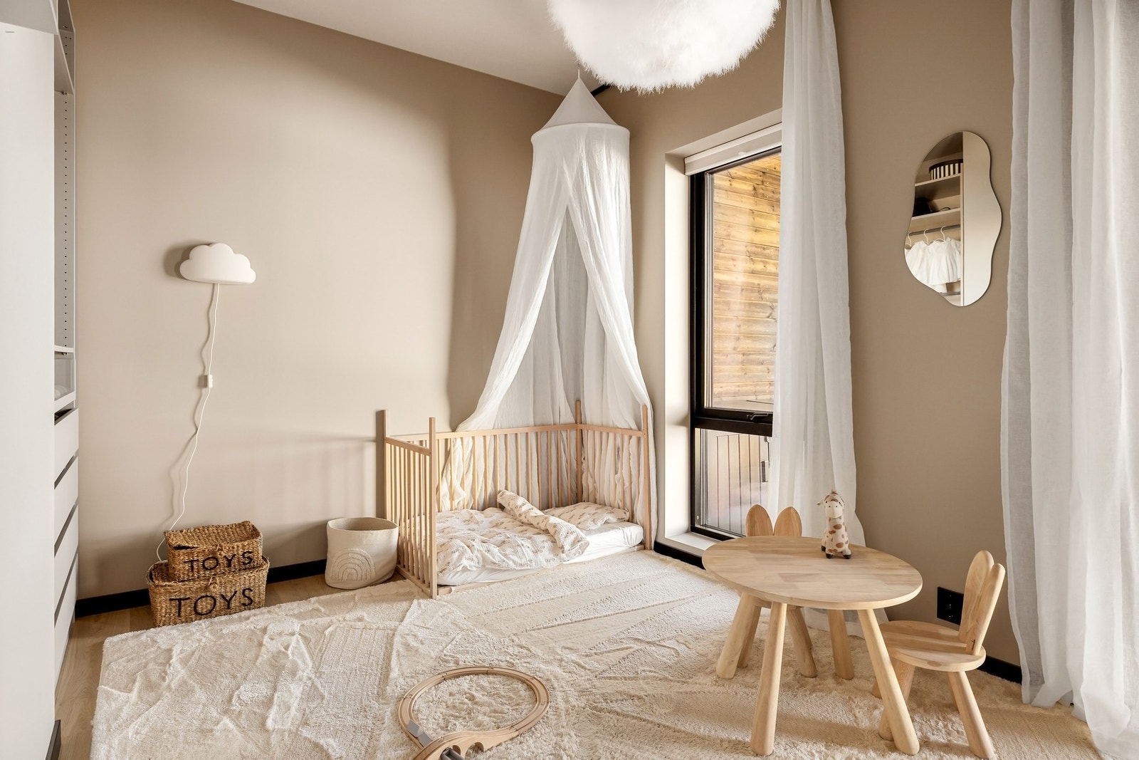 Det andre soverommet nede passer ypperlig som barnerom eller gjesterom. Det er god takhøyde i hele boligen! Galleribilde