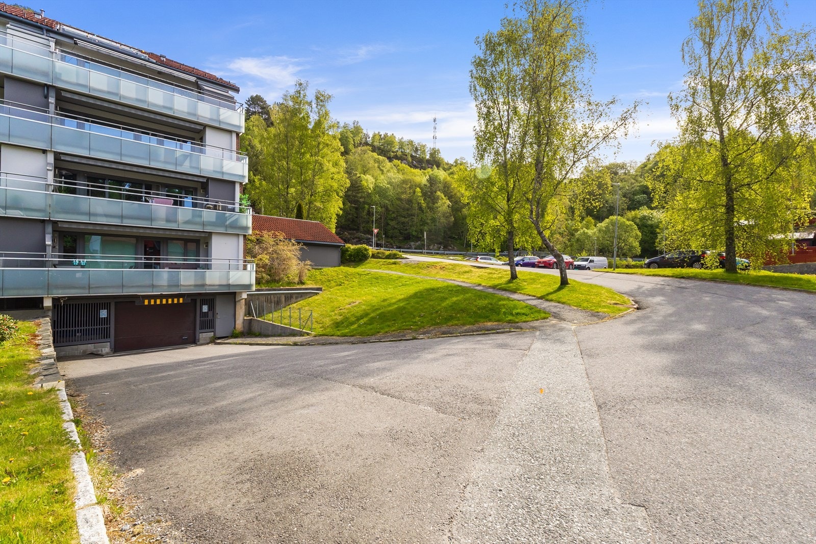 Fast plass i lukket garasjeanlegg. Her kan du bestille ladeboks. Gjesteparkering i bakkant av bildet. Galleribilde
