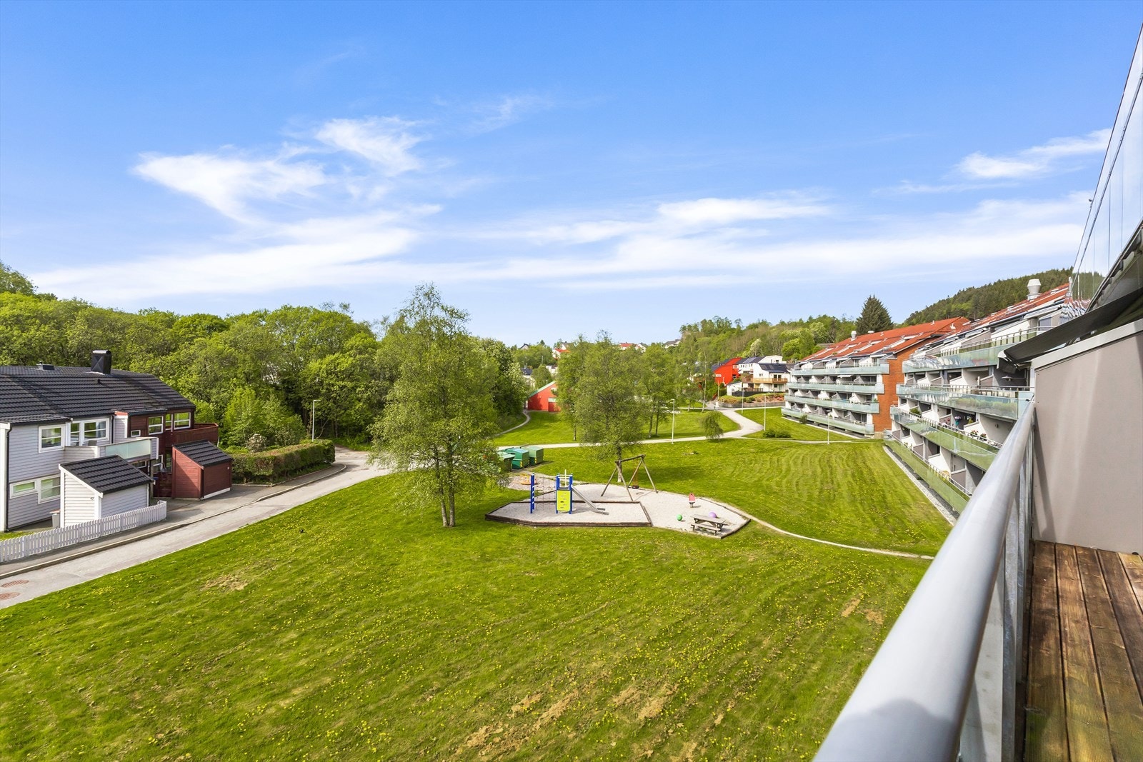 Fra stuen er det utgang til større altan Galleribilde