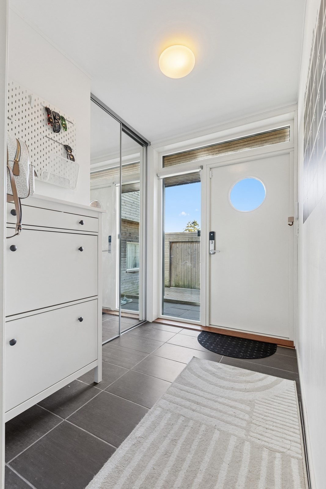 Du ønskes velkommen inn i praktisk entré som er innredet med skyvedørsgarderobe. Galleribilde