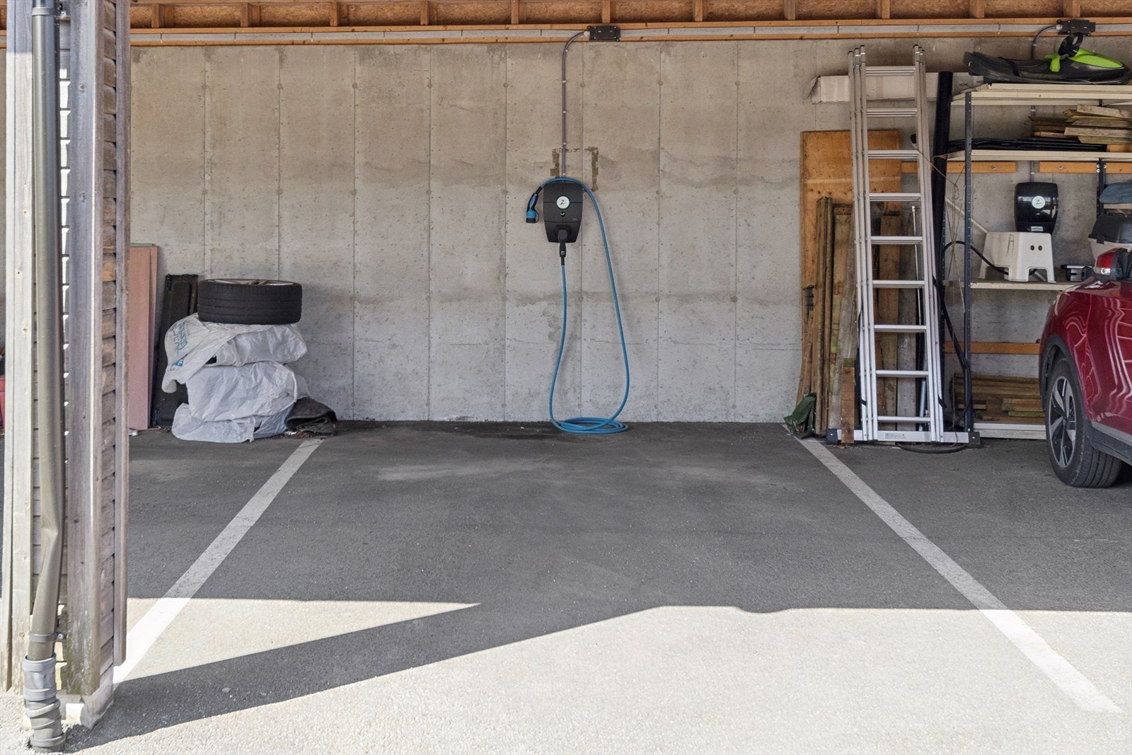 Plass i carport med lader, i felles carportanlegg. Galleribilde