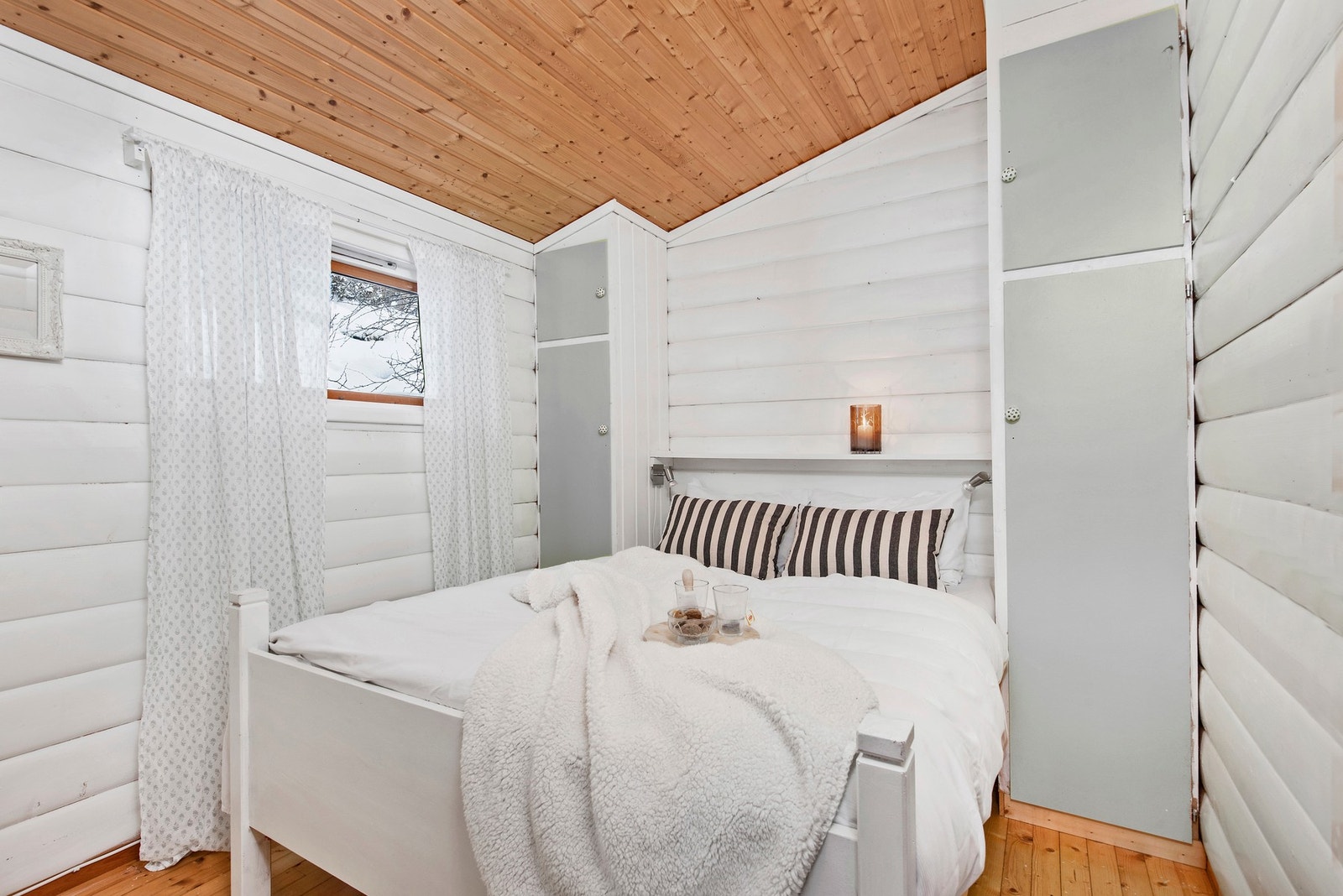 Innebygde skap på soverom gir mulighet for lagring og oppbevaring. Galleribilde