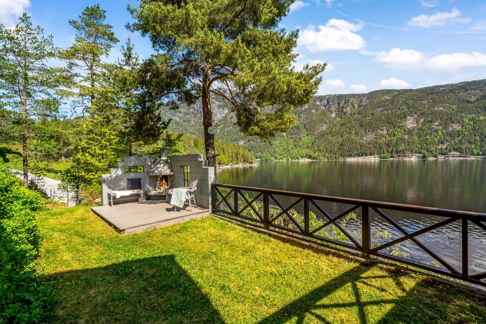 Hytta har også fint utearealer med platting og plen, i tillegg til verandaen. Galleribilde