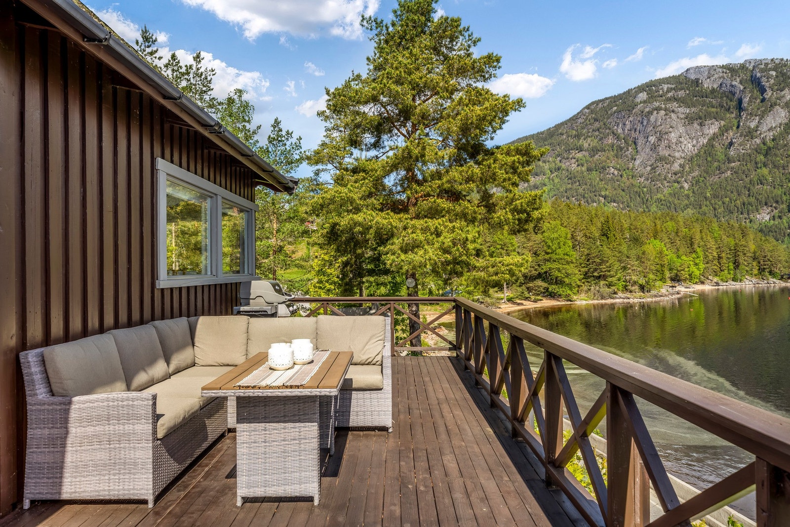 På verandaen er det plass til utemøblement og grill. Galleribilde