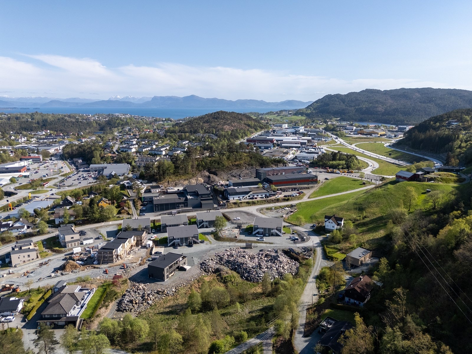 Fra eiendommen er det gangavstand til skoler, barnehager, idrettsanlegg med idrettshaller og svømmehall/badeland, videregående skoler, nærbutikker og kjøpesenter Galleribilde