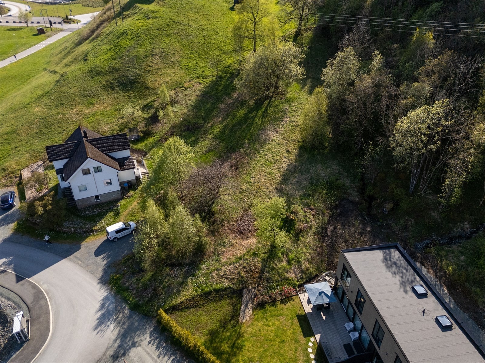 Tomten er regulert til boligformål i henhold til gjeldende reguleringsplan, og er i kommuneplanen avsatt til samme formål. Reguleringsplanen angir frittliggende småhusbebyggelse. Galleribilde