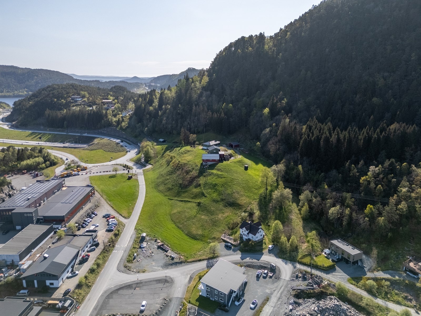 Det er ca. 5 minutters kjøretur til Os sentrum med alle sine butikker, serverings-, service- og kulturtilbud Galleribilde