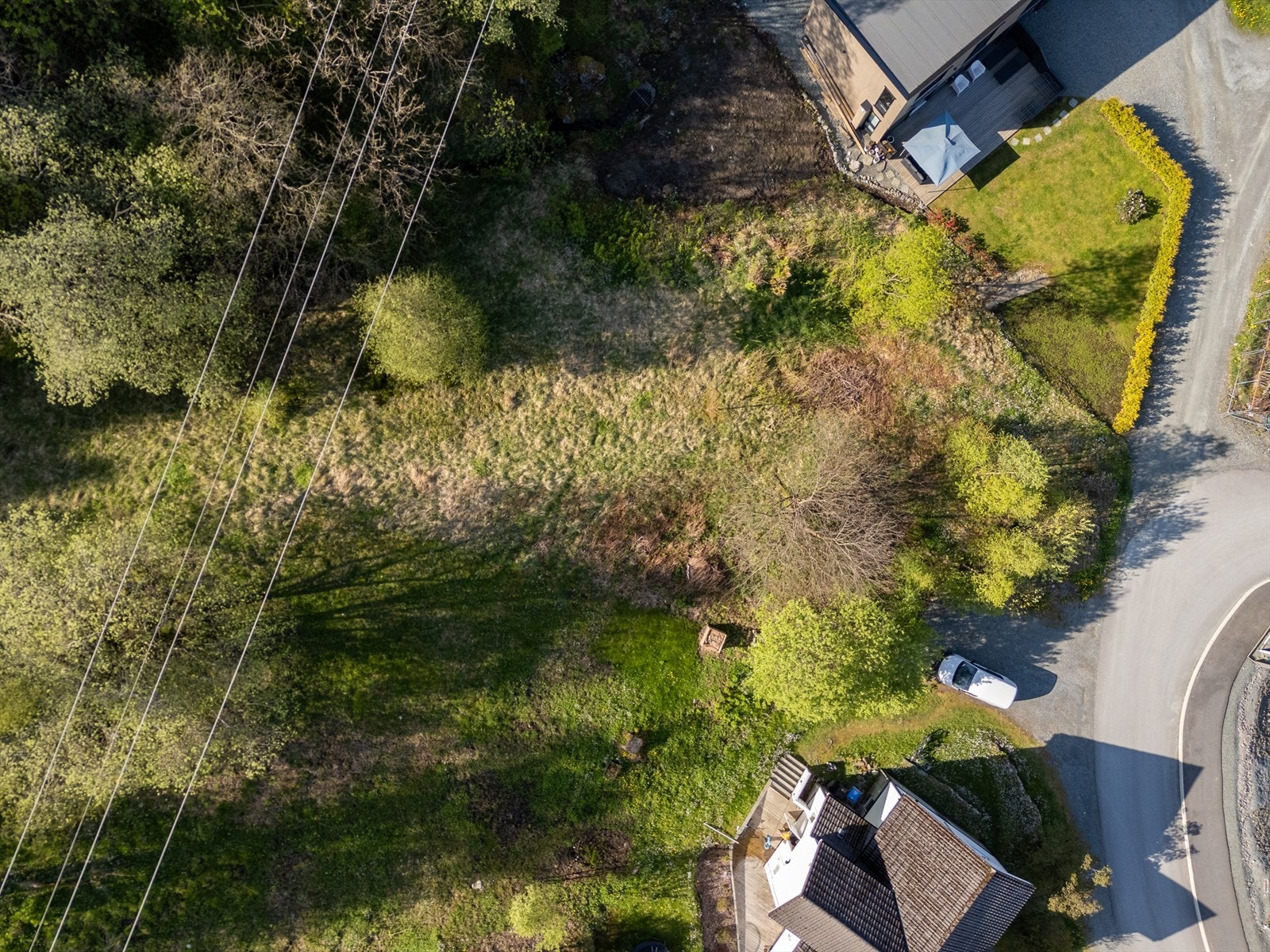 Tomten har et areal på 919,2 m², er lett skrånende og ligger solrikt til Galleribilde