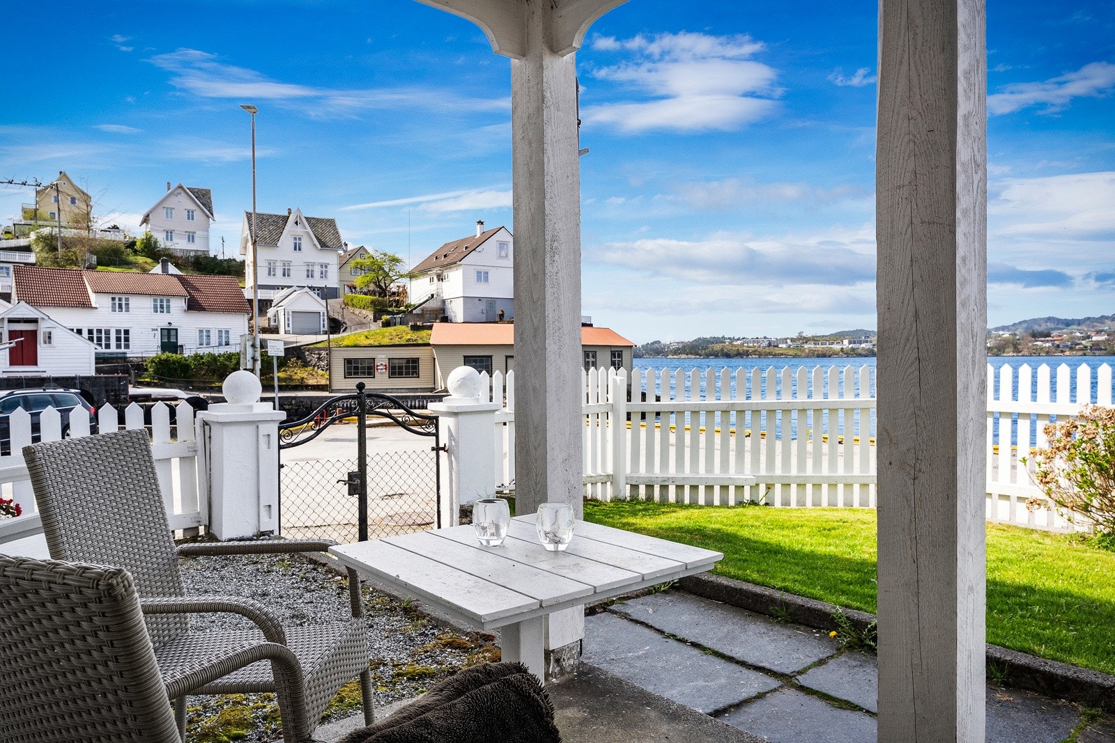 Fin roen i ettermiddagsolen og et pulserende maritimt liv på fjorden Galleribilde