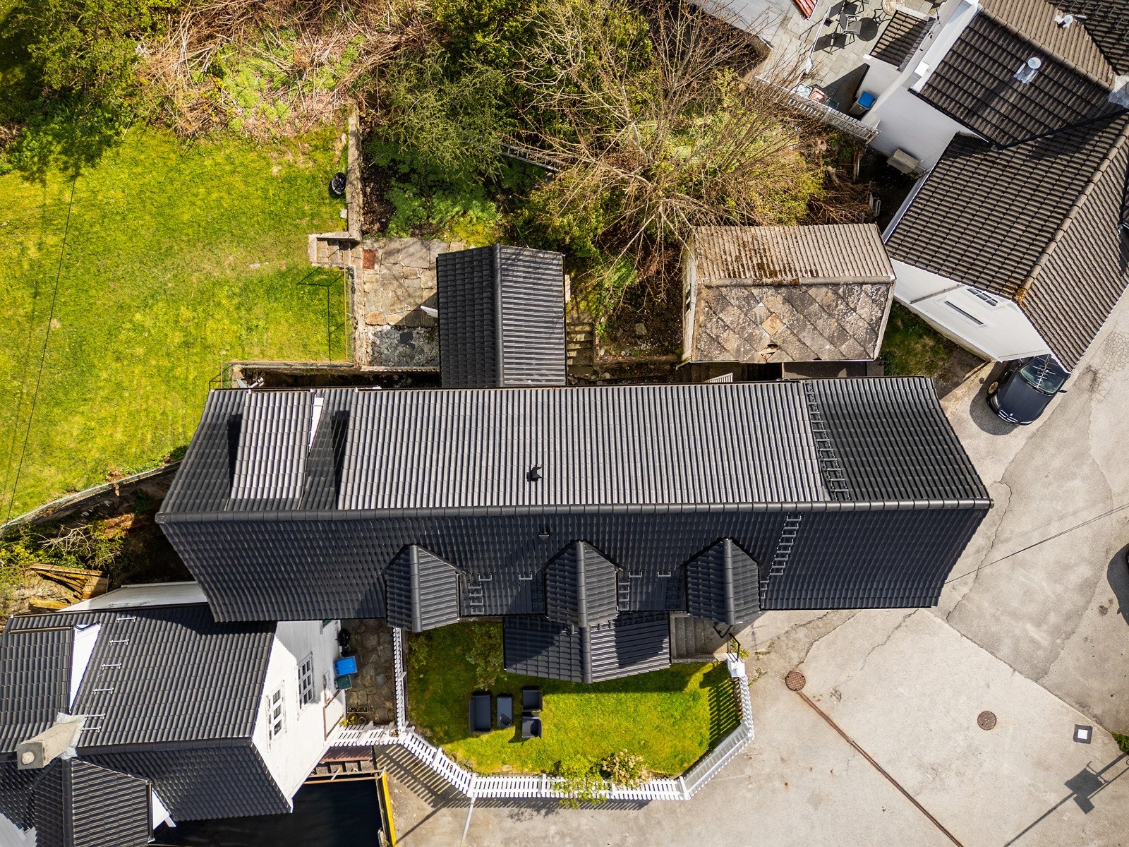 Slik ser fuglene huset, merk det er en stor bakhage Galleribilde