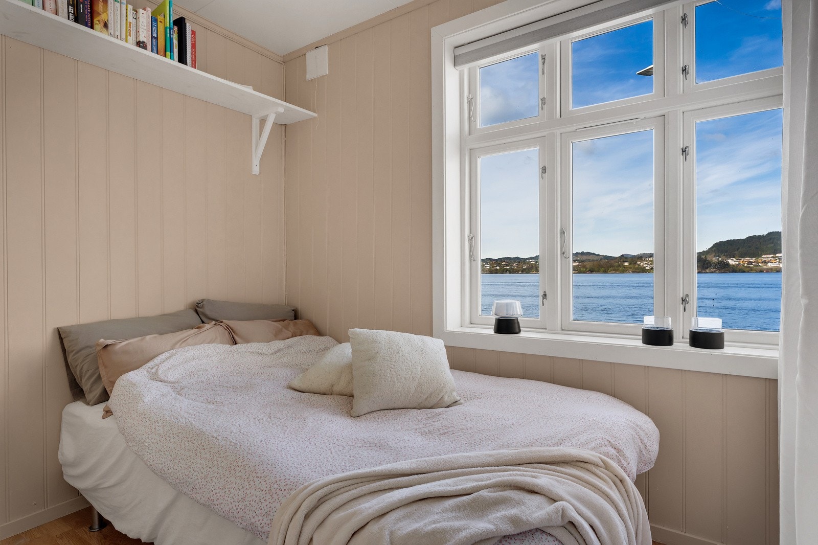 Soverom med orketsterplass til Byfjorden, her sovner man til bølgeskvulp Galleribilde