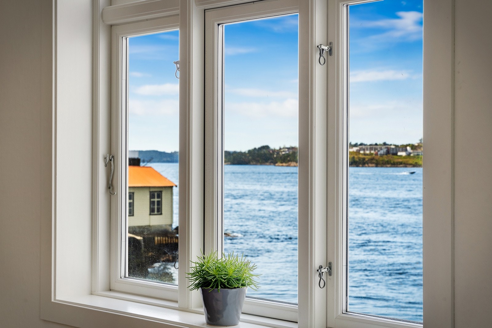 Det er faktisk et lite steinkast fra Byfjorden Galleribilde