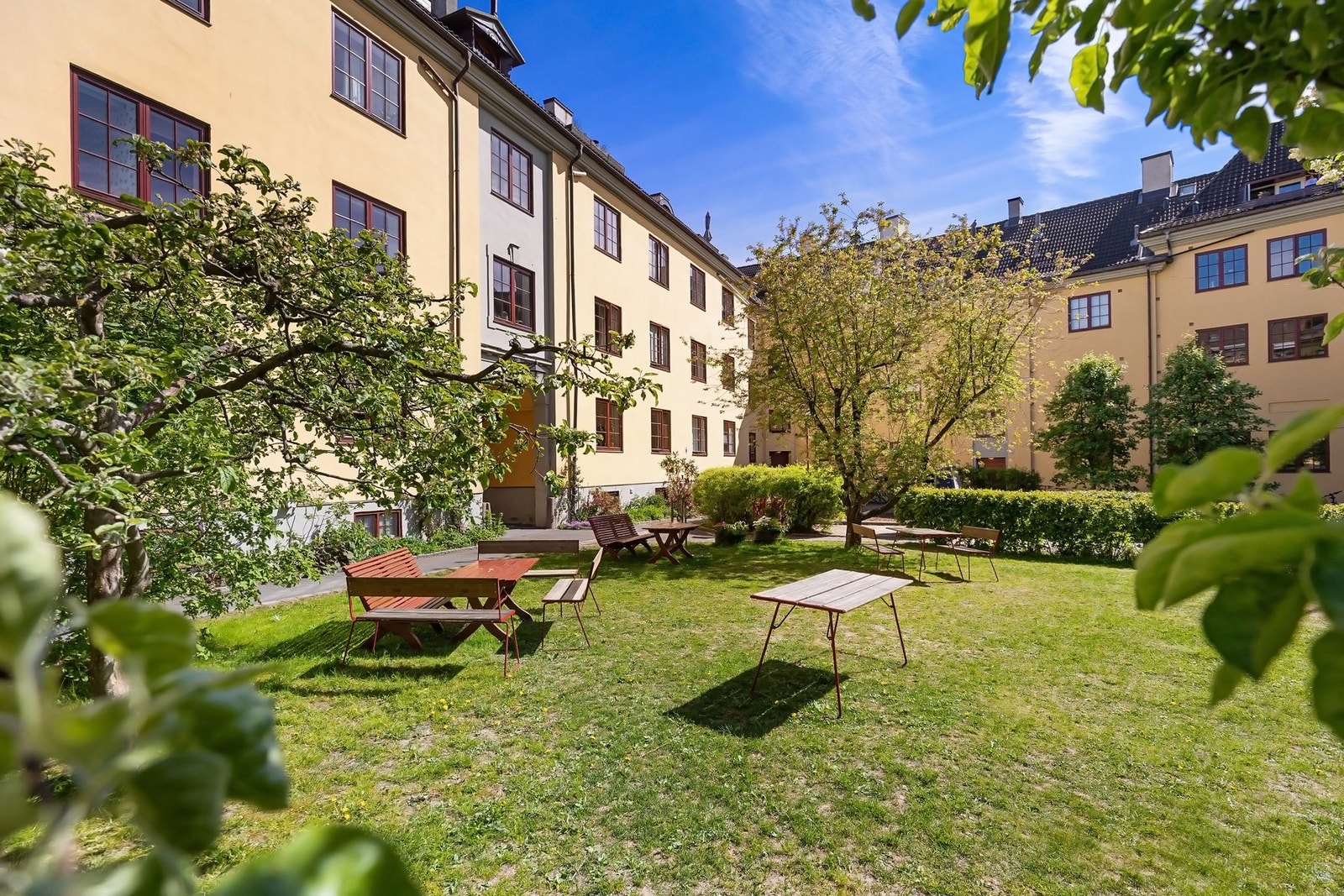 Grønt og frodig gårdsrom med god plass til avslapning og hyggelige møter mellom naboer. Galleribilde