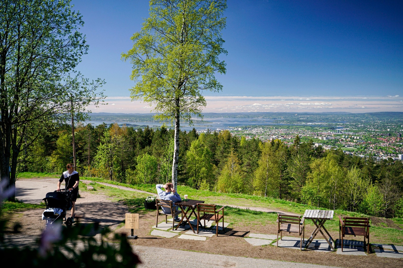 Grefsenkollen kombinerer nydelig mat, utsikt og markastemning - kun en fottur unna. Et perfekt sted for både hverdagsflukt, middag i solnedgang og hengekøyeturer med utsikt over Oslo. Galleribilde