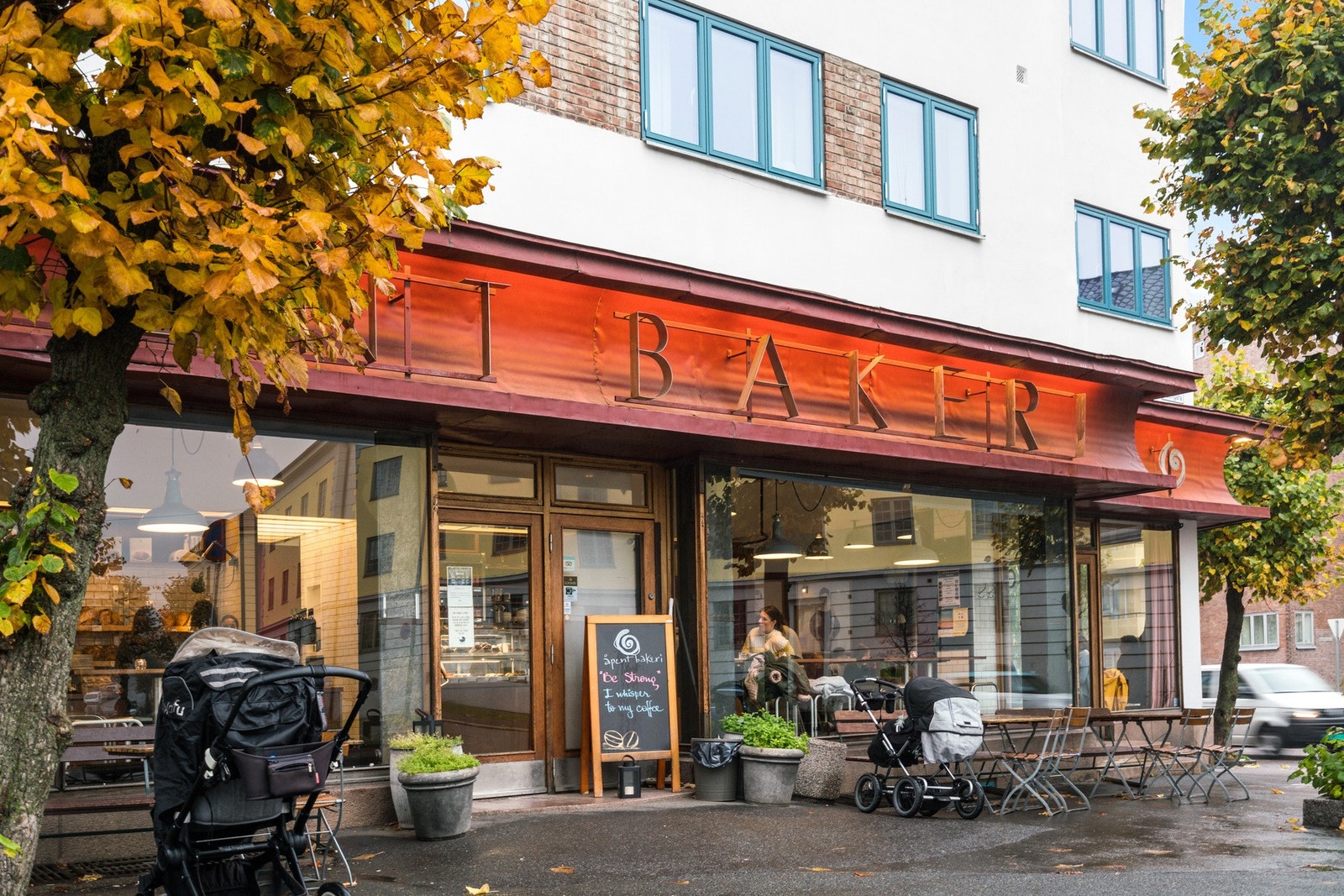 Nabolagets storfavoritt! Åpent Bakeri og Lofthus Samvirkelag byr på kaféstemning, god kaffe og pizza i toppklasse - bare noen få minutters gange fra boligen. Galleribilde
