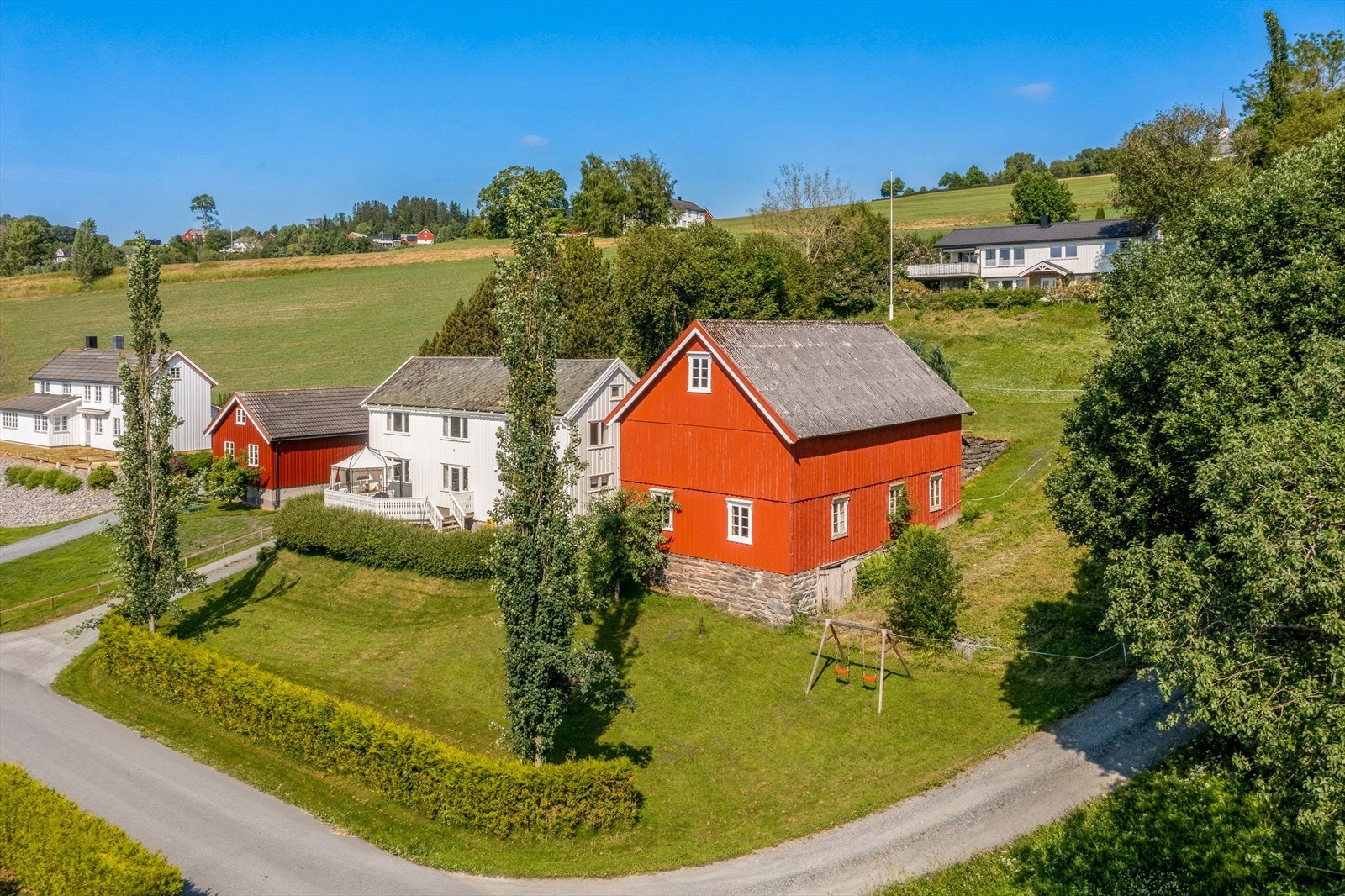 Eiendommen har en romslig tomt på hele 1,6 mål og preges av store grøntområder Galleribilde