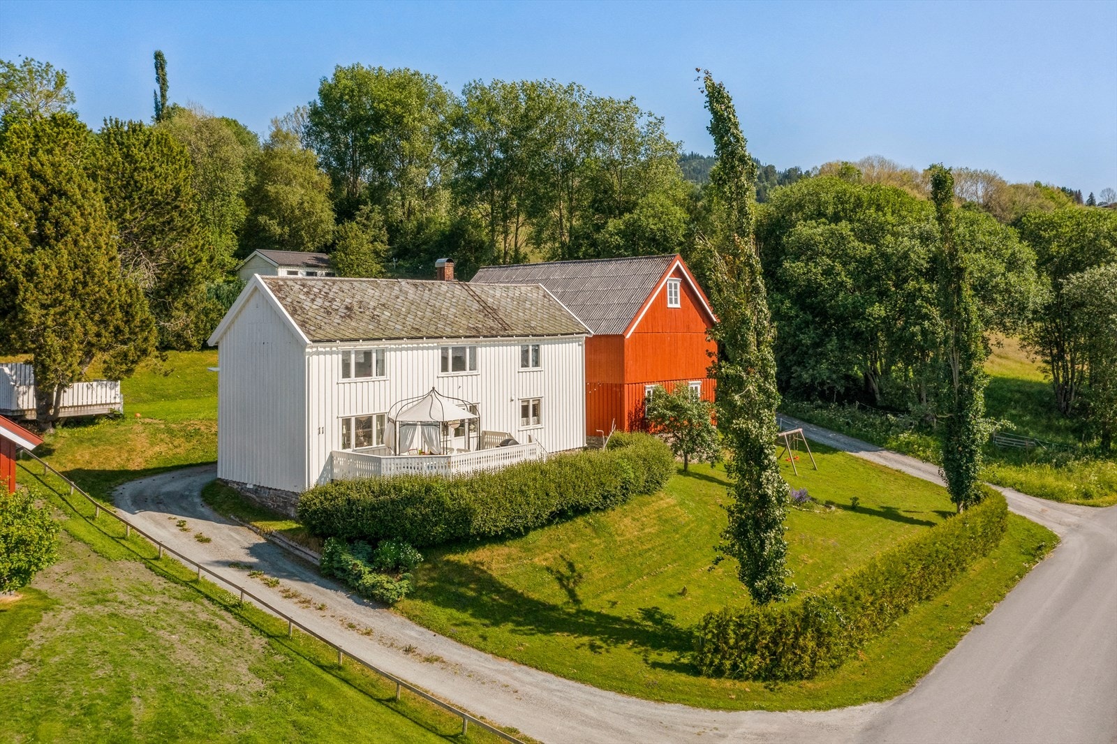 Velkommen til Kroveien 11 - En svært pen og innholdsrik enebolig med en attraktiv beliggenhet på Kroa i Leksvik og Indre Fosen kommune! Galleribilde