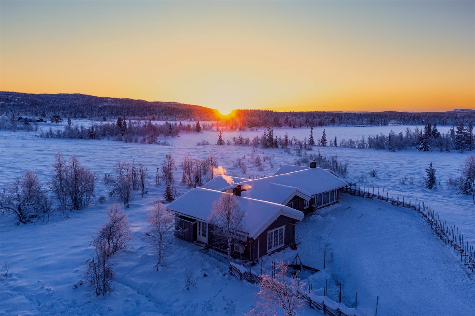 Usjenert og solrikt beliggende med utsikt mot Helsingvatn og Hemsedals mektige fjellpanorama. Galleribilde