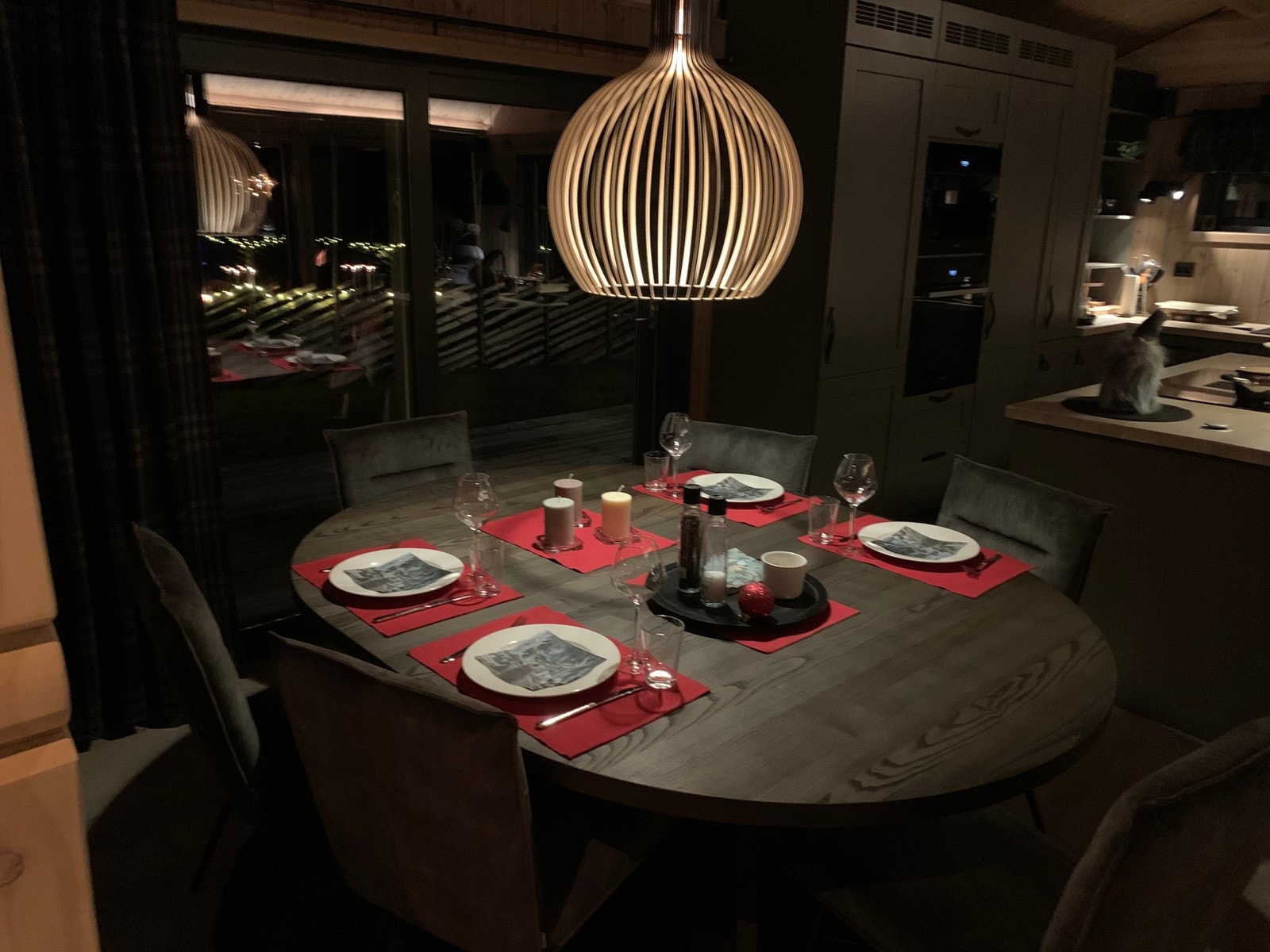 Spisebordet dekket og klart! Galleribilde