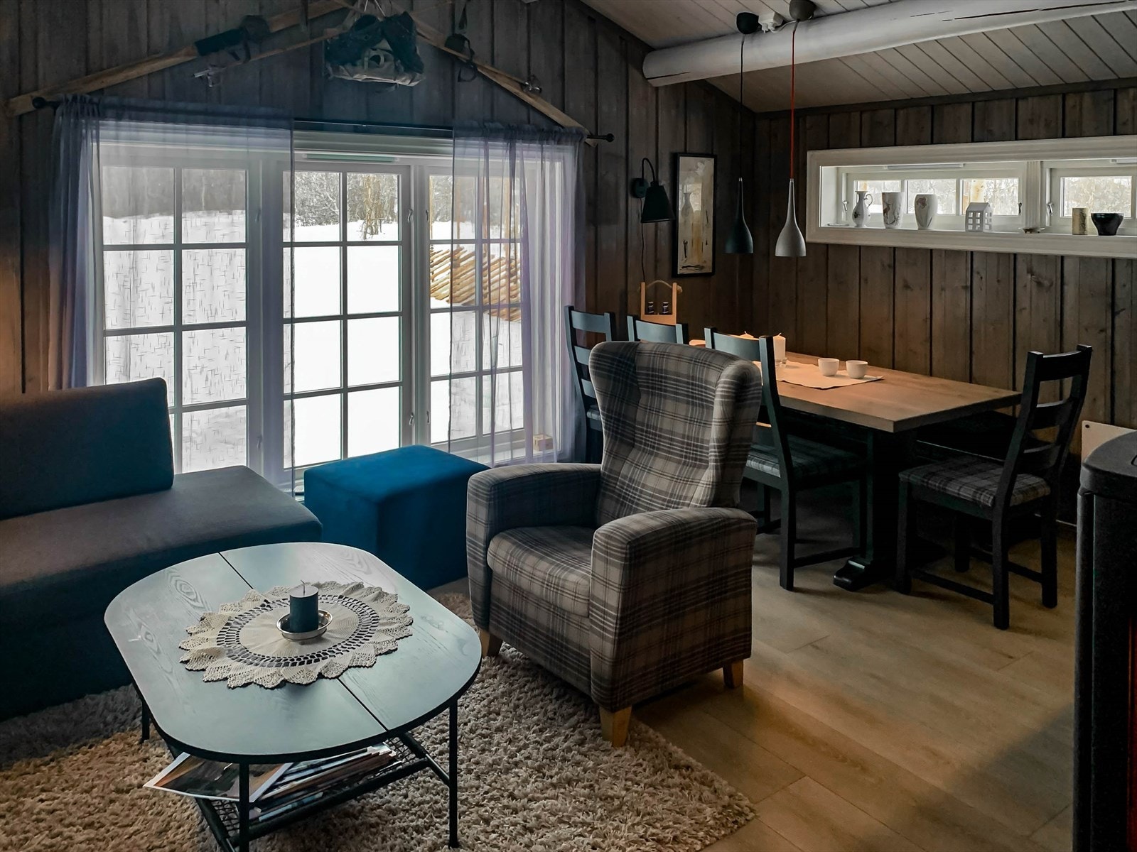 Det er god plass til sofa og spiseplass i opprinnelig hytte. Galleribilde