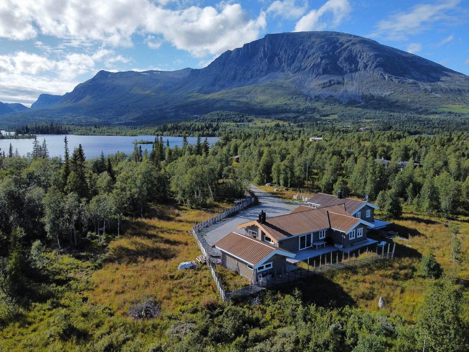 Fantastisk beliggende hyttetun/generasjonshytte. Magisk utsikt mot Skogshorn. Usjenert og solrikt rett ved Helsingvatn. Galleribilde
