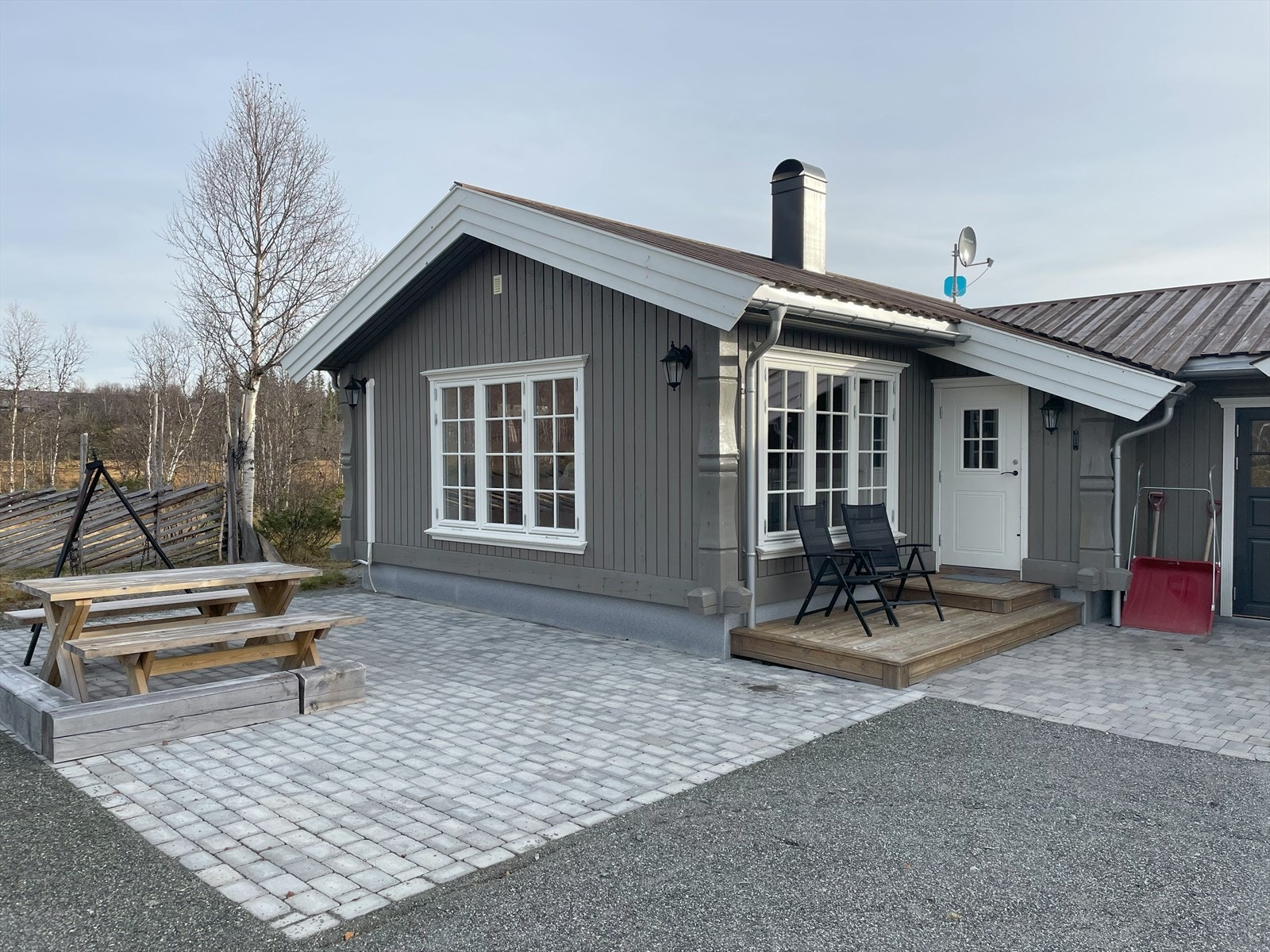 Hyggelig uteplass for opprinnelig hytte/utleiedelen. Galleribilde
