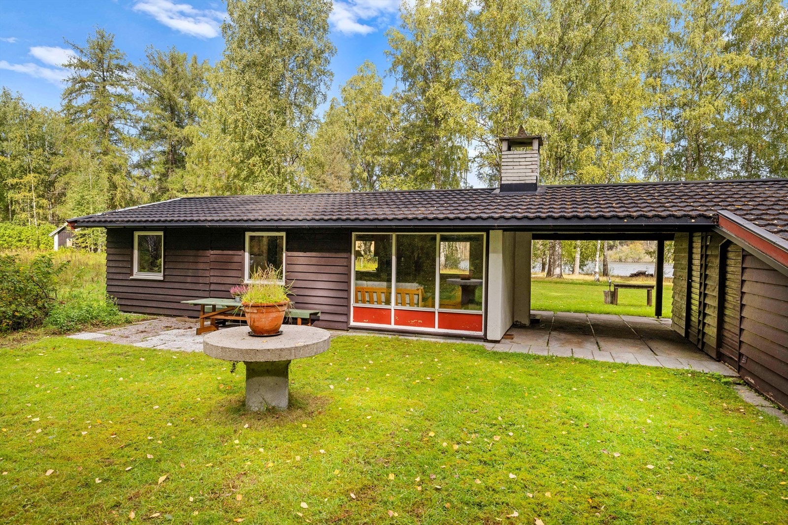 Pen arkitektur. Praktisk overbygg/inngang med heller Galleribilde