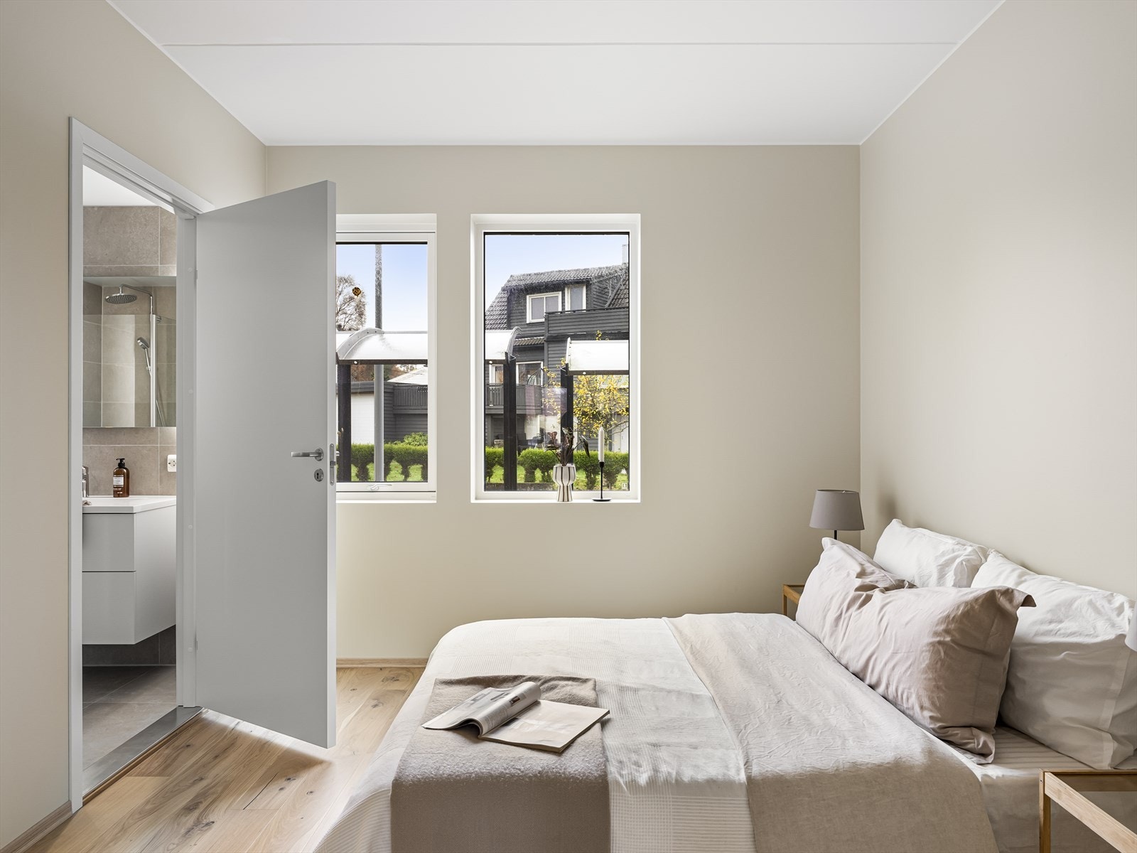 Leiligheten har en egen masteravdeling med privat baderom. Galleribilde