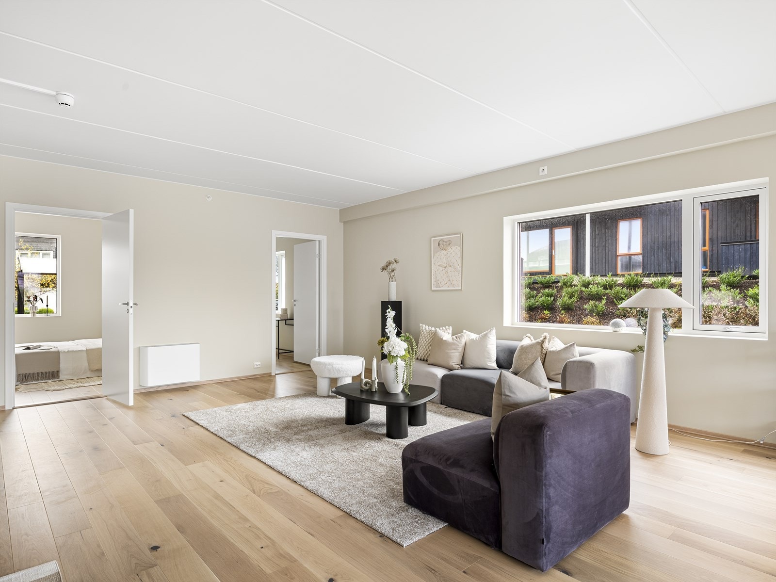 Luftig stue med åpen kjøkkenløsning. Galleribilde