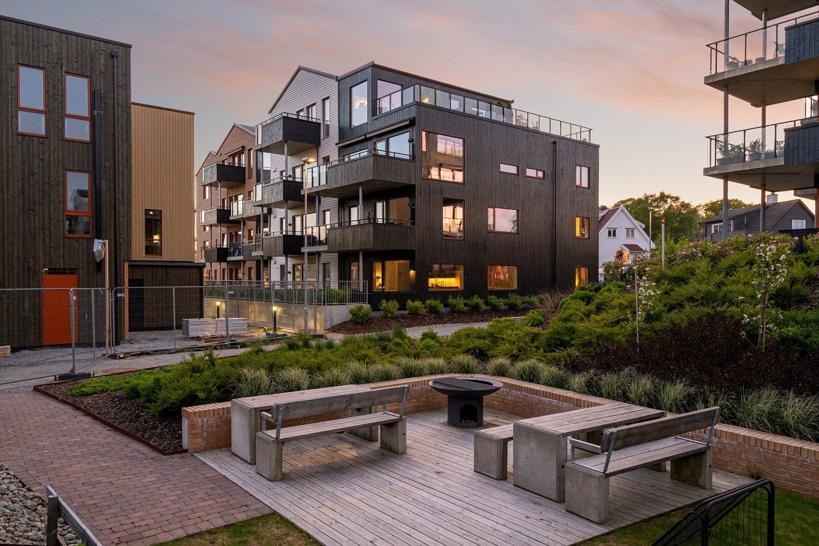 Flotte felles uteområder pent opparbeidet med lekeplasser, sittegrupper, grøntområder, plen og annen beplantning. Galleribilde