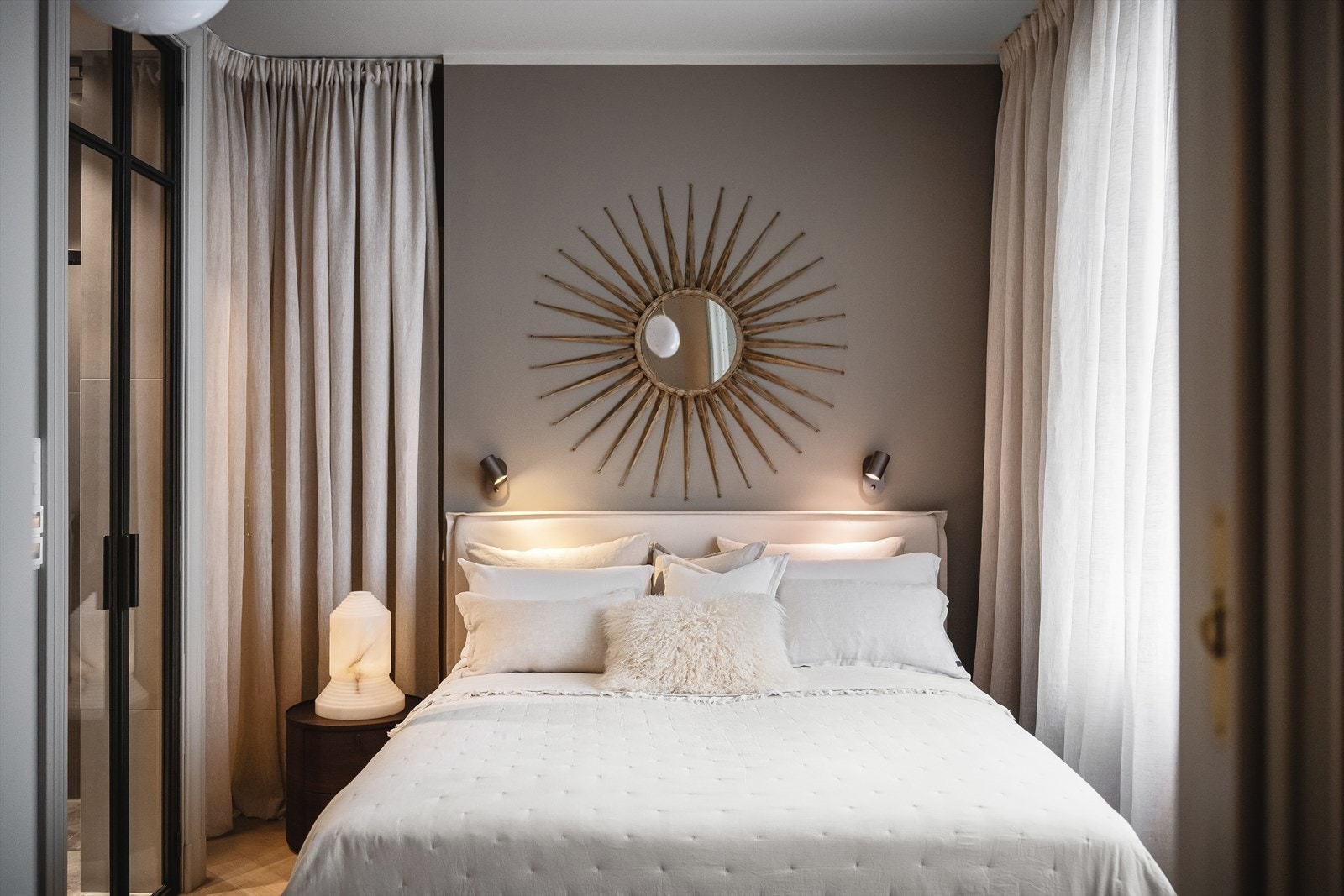 Hovedsoverom med hotellfølelse - dempede farger, myke tekstiler og god romfølelse Galleribilde