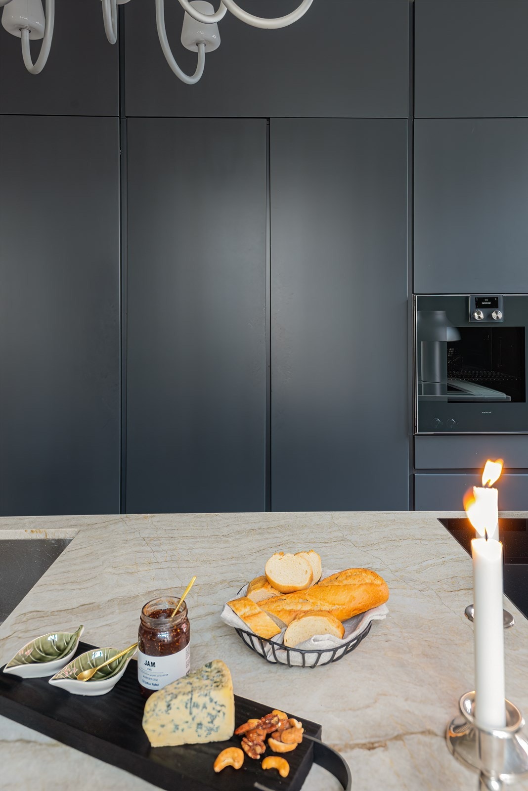 Høyskap med praktisk pocketskap Galleribilde